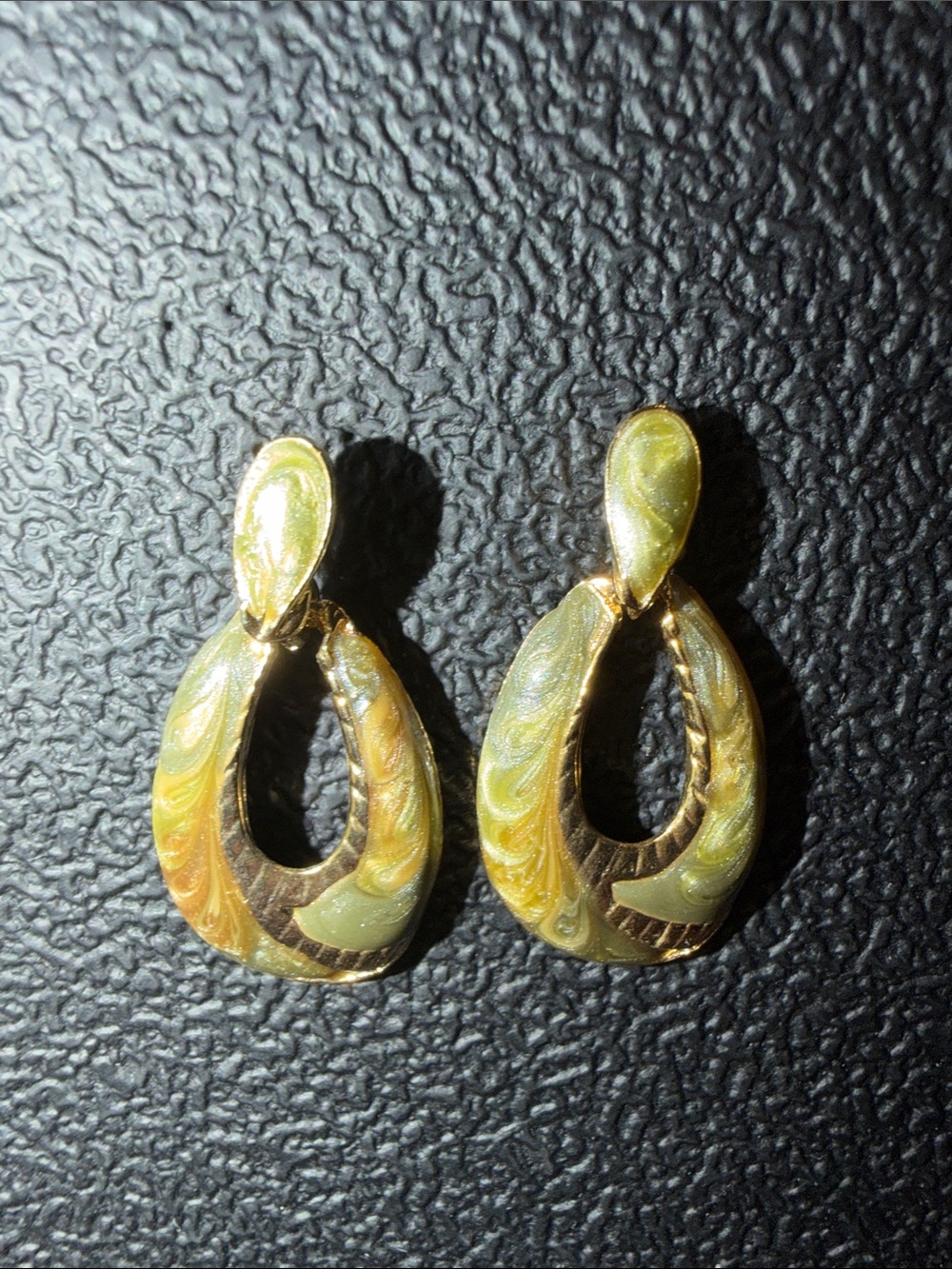🍐🍈🍐VTG MADE IN THE USA Green marble gold-tone Tear drop earrings 🍐🍈🍐